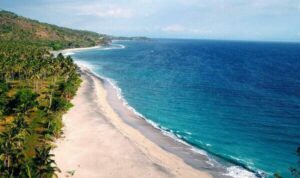 destinasi pantai senggigi, Lombok sumber: pinterest.com (Istimewa)