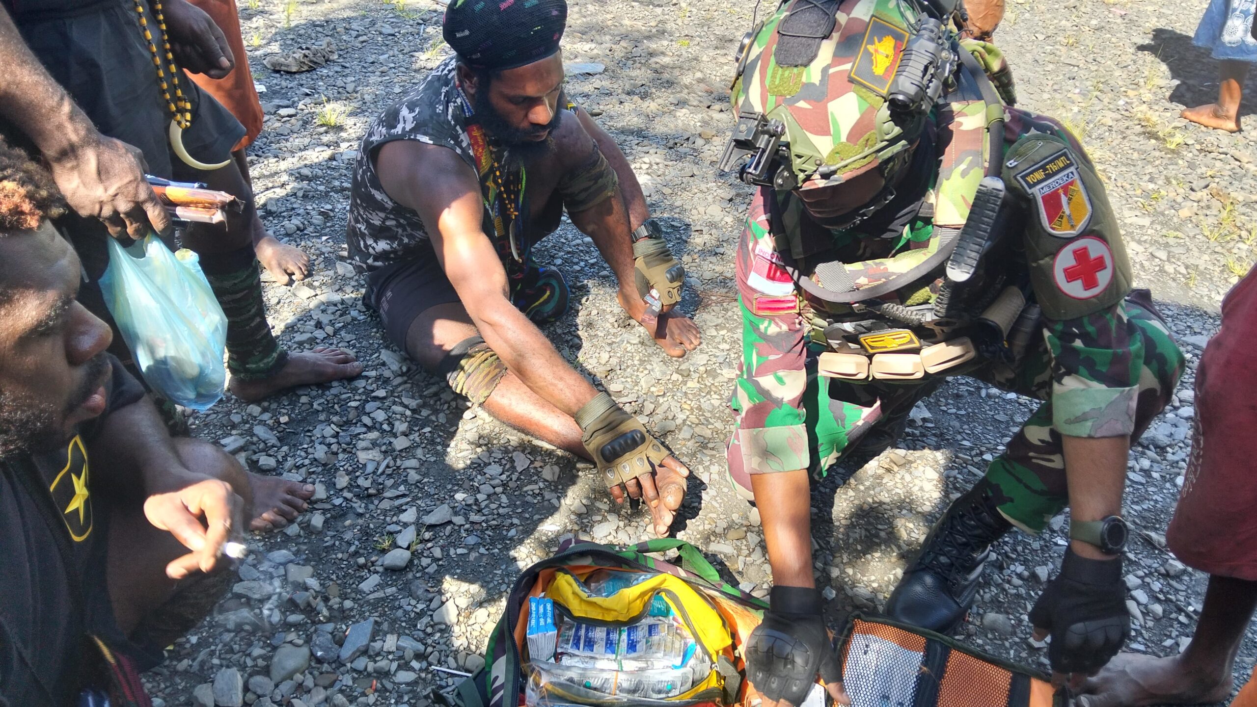 Personel Pos Muliambut Satgas Pamtas Kewilayahan Yonif 715/Motuliato dipimpin oleh Danpos Muliambut  Letda Inf Fahrian Fuad Hakim beserta 15 anggota lainnya Laksanakan Pengobatan Gratis
