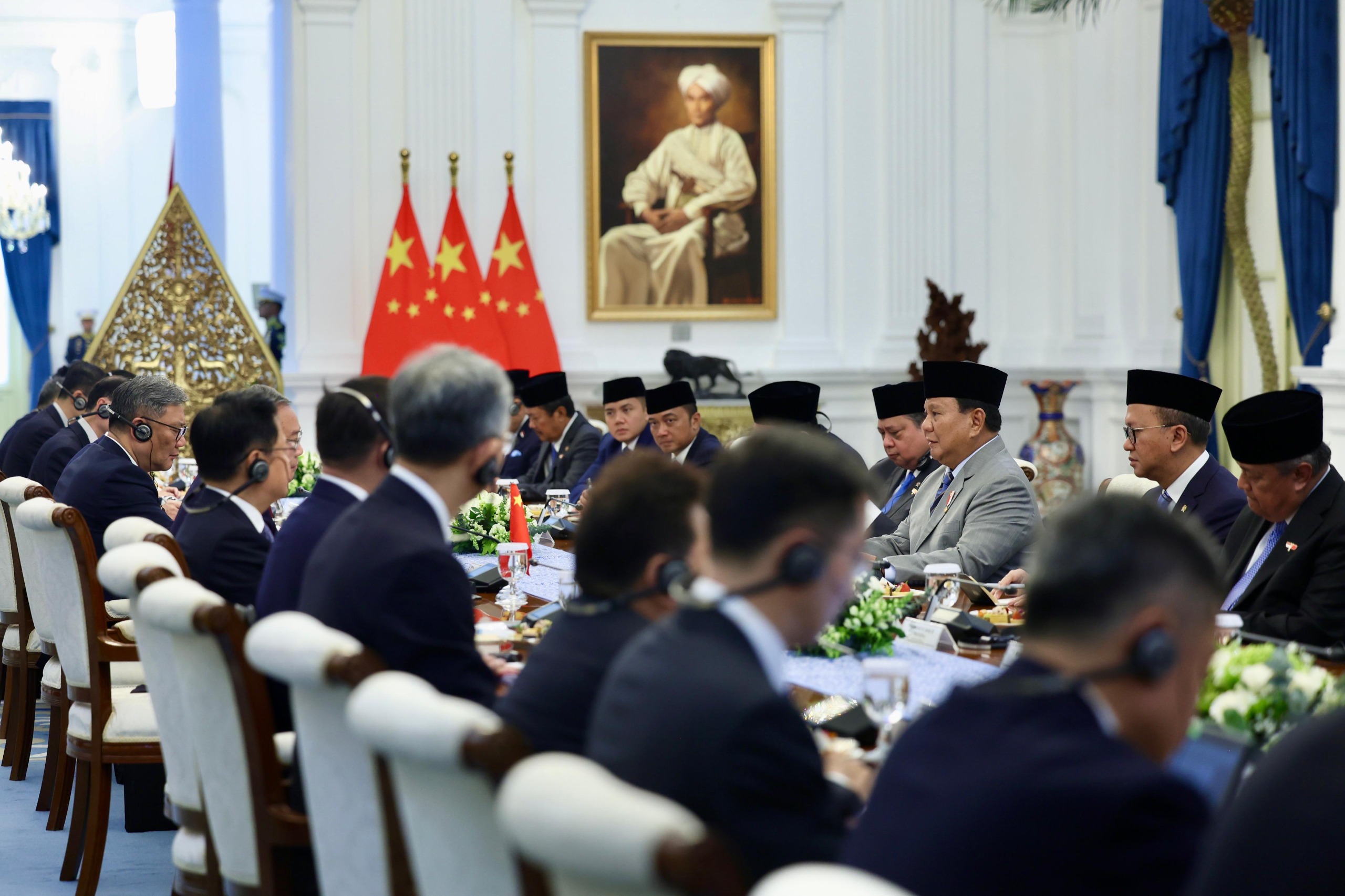 Perdana Menteri Republik Rakyat Tiongkok (RRT), Li Qiang, menyampaikan secara langsung pesan dan salam hangat dari Presiden Xi Jinping kepada Presiden Republik Indonesia Prabowo Subianto dalam pertemuan bilateral