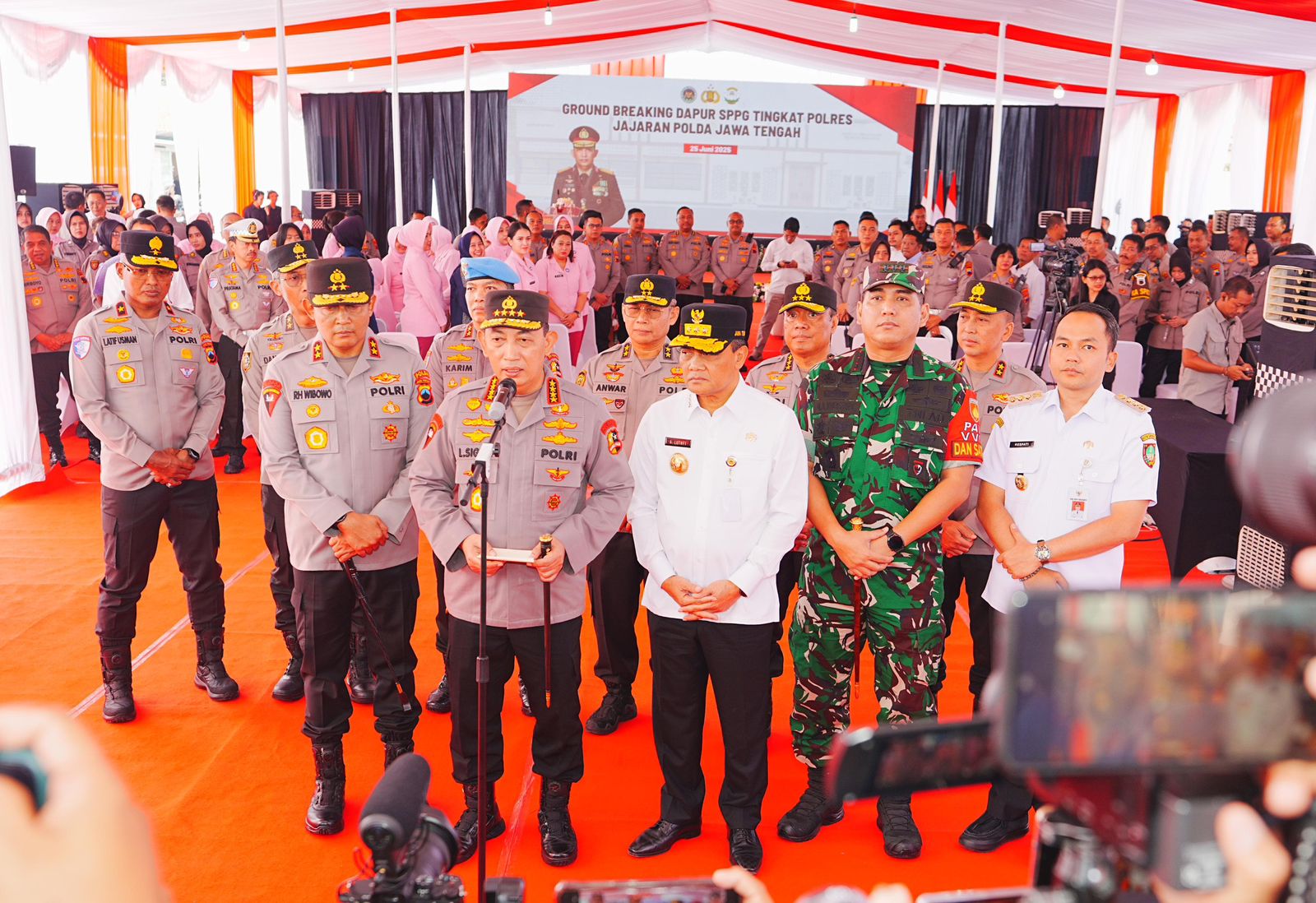 Kapolri Jenderal Listyo Sigit Prabowo menghadiri kegiatan Groundbreaking dapur Satuan Pelayanan Pemenuhan Gizi (SPPG)