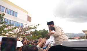 Prabowo kemudian menggendong balita tersebut, yang diketahui bernama Zayn, sembari memberikan kecupan lembut di kepala sang anak.