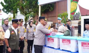 Polri menyalurkan bantuan kemanusiaan kepada masyarakat terdampak bencana di Kabupaten Padang Pariaman, Sumatera Barat, dalam rangka kunjungan kerja Wakapolri Komjen Pol Dedi Prasetyo
