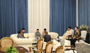 Presiden Prabowo bersama mantan presiden dan mantan wapres di Istana Negara. (Foto: Pers Media Presiden Prabowo)