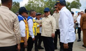 Presiden Republik Indonesia Prabowo Subianto meresmikan selesainya pembangunan jalan daerah