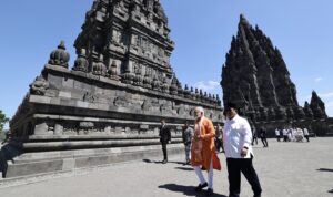 Presiden Republik Indonesia Prabowo Subianto bersama Perdana Menteri Republik India Narendra Modi menikmati keindahan Candi Prambanan