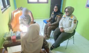 Keterangan Foto: Petugas Satpol PP dan Damkar Pemalang mendampingi S (25) ke UPTD Perlindungan Perempuan dan Anak (UPTD PPA) Dinas Sosial, KBPP Kabupaten Pemalang (sumber: Instagram satpolpp_damkar_kab.pml)