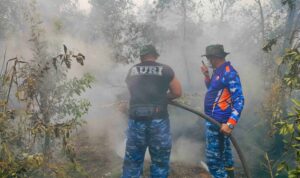 Personel terus melakukan pembasahan dan pendinginan lahan di kawasan Jalan Gubernur Syarkawi, Banjarbaru, Jumat (25/9/2026)