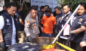 Kapolres Metro Jakarta Barat Kombes Pol Nasriadi didampingi Wakapolres Metro Jakarta Barat Akbp Rezi Dharmawan, Kasat Reserse Kriminal Akbp Arfan Zulkan Sipayung, Wakasat Reskrim Kompol Raden Dwi Kennardi dan Kanit Kriminal Khusus Akp Edi Budi Wibowo